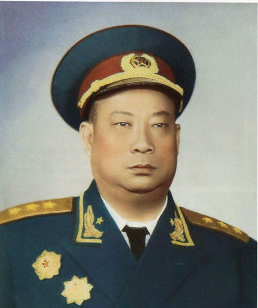 洞房花烛夜，贺炳炎将军不管妻子怎么劝说都不肯脱掉衣服。新婚妻子误以为贺炳炎不喜欢