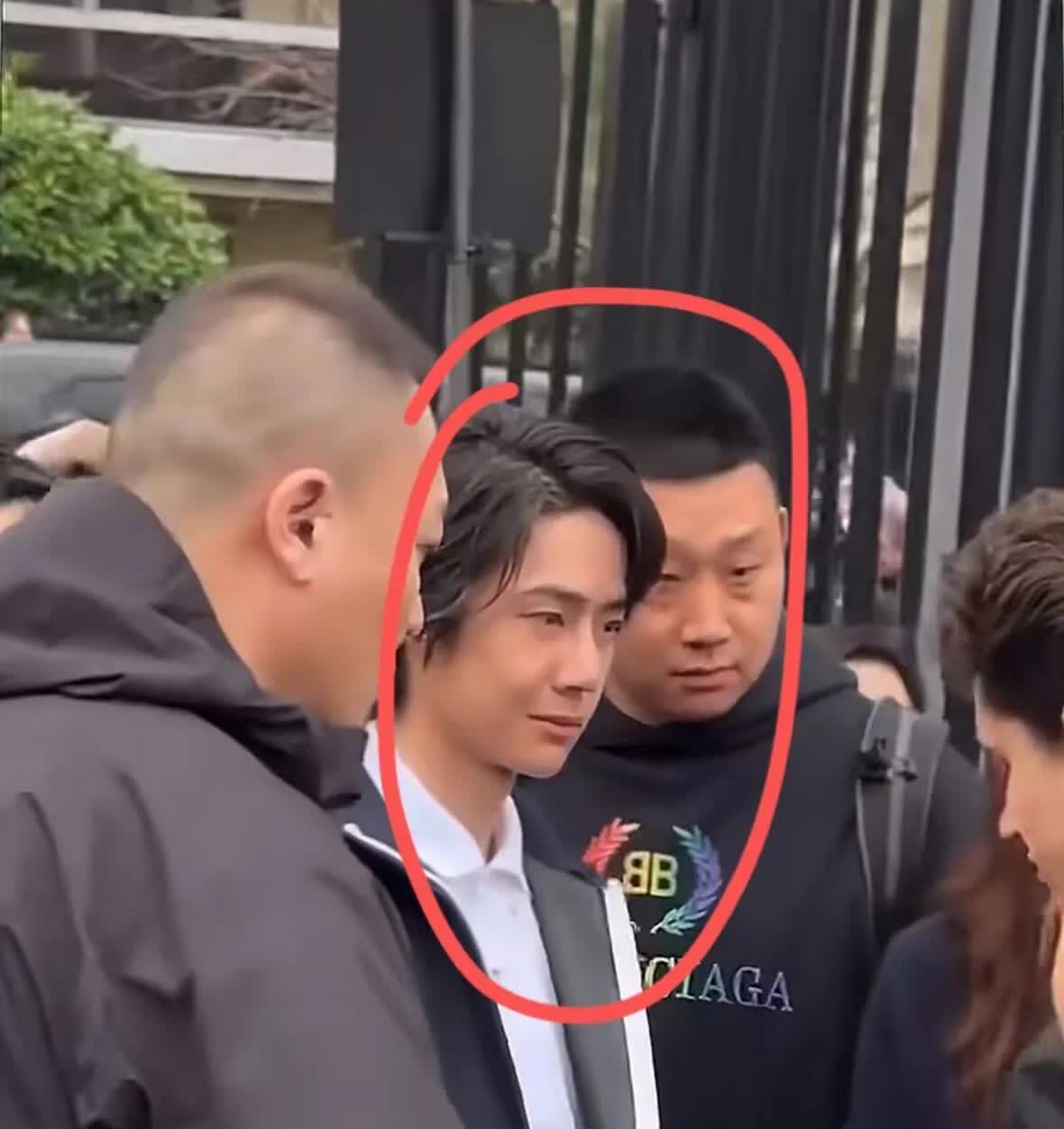 王一博亮相巴黎时装周，到达现场后，我发现了一个有意思的现象

一博刚下车，就