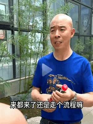 女子经媒婆介绍来相亲，和男子一见面，好家伙，这不是初中坐后桌的小刘嘛！

媒