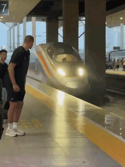 约基奇和中国高铁比速度，可惜被地铁工作人员拦截成功，约基奇也算开心了一把，约基奇