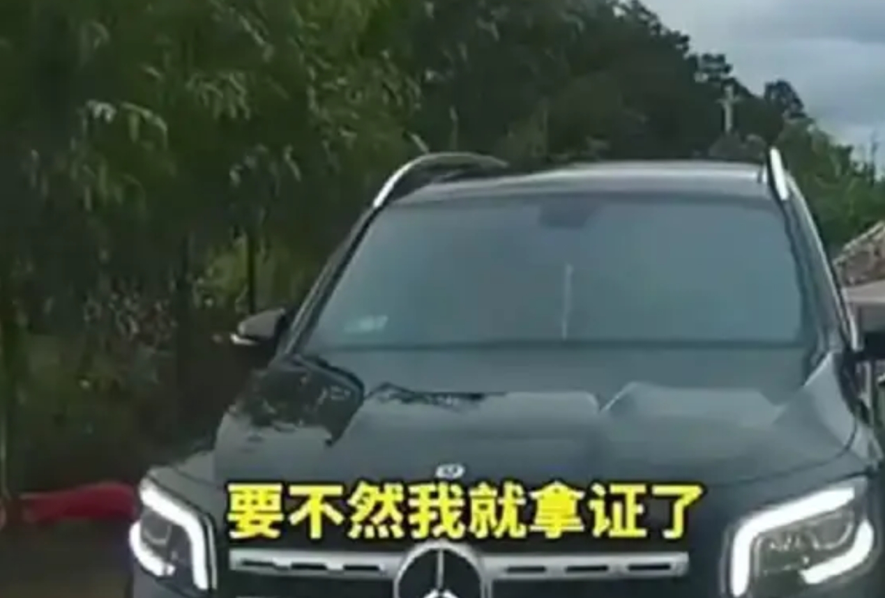 广西，一位小伙在乡间开车，这驶进来一台奔驰车，小伙后面还有一台车，本来奔驰需要后