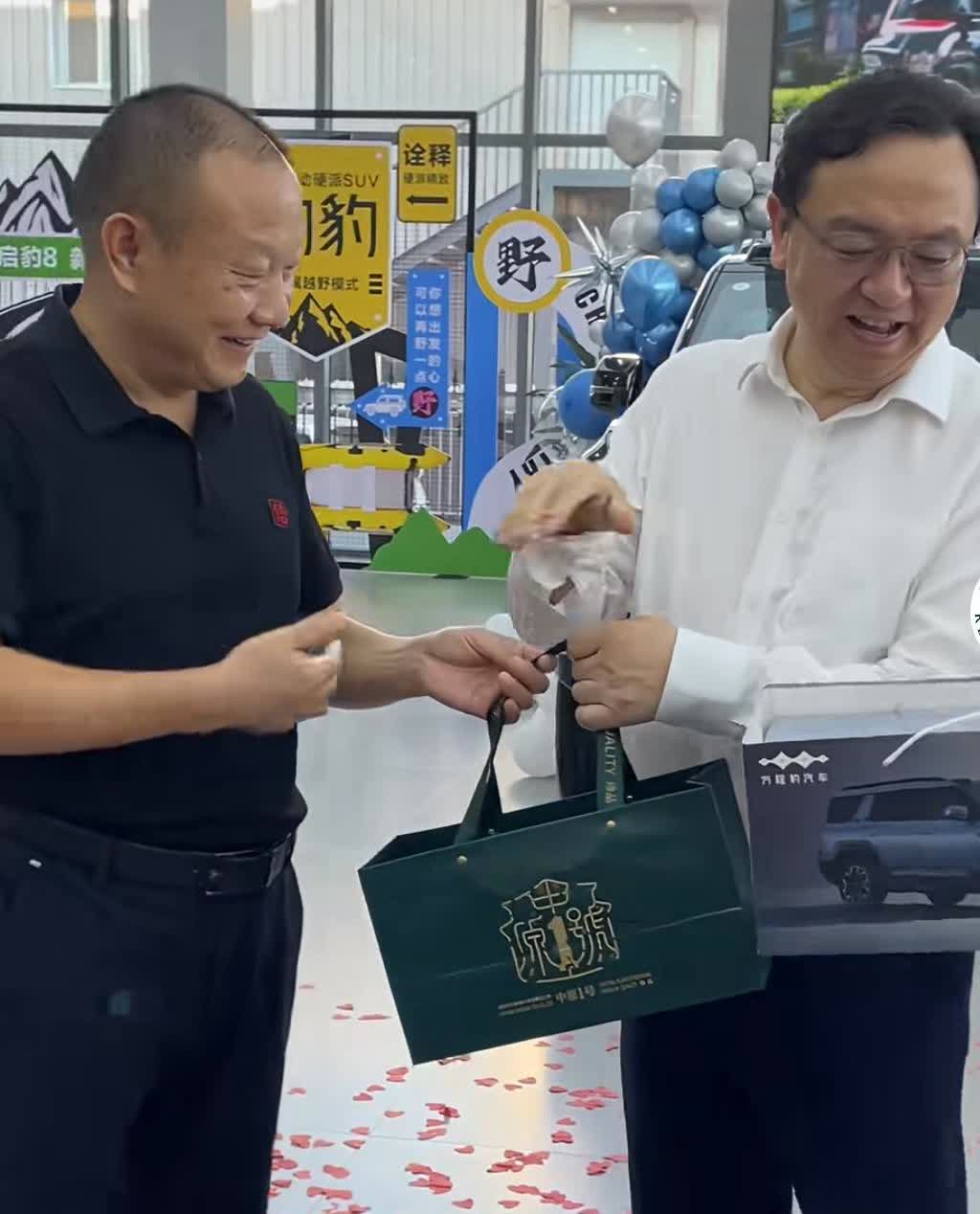 8月21日，比亚迪董事长王传福视察信阳比亚迪方程豹展厅。

期间与文新茶叶创
