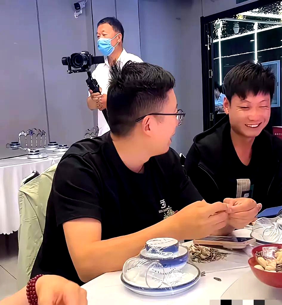 小志结婚，场面够热闹。西装革履的鹏鹏提前到场，忙前忙后，颠覆了“寡言”人设。看来