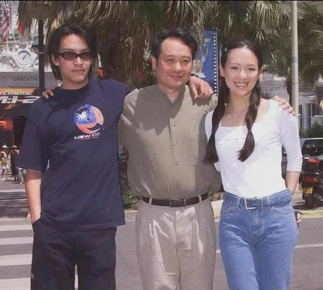 25年前李安与21岁的章子怡和25岁的张震的一张合影。