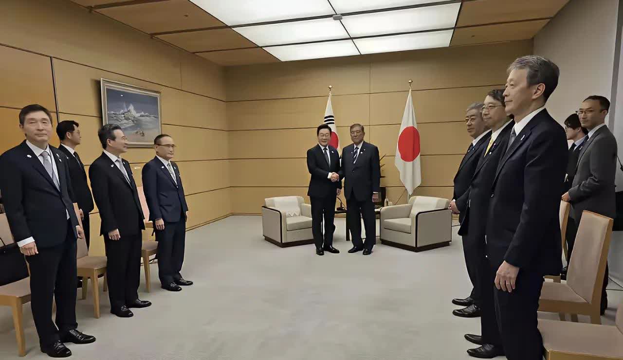 亚洲最没骨气的国家，日本侵略最严重的国家，九三在即，竟然卑躬屈膝去上贡。

