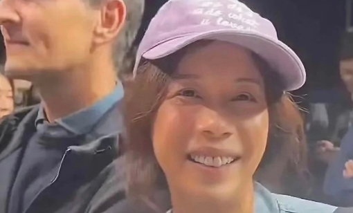 万万没想到，
55岁莫文蔚素颜亮相，
网友直呼不敢认！

其实我觉得这样很好啊…