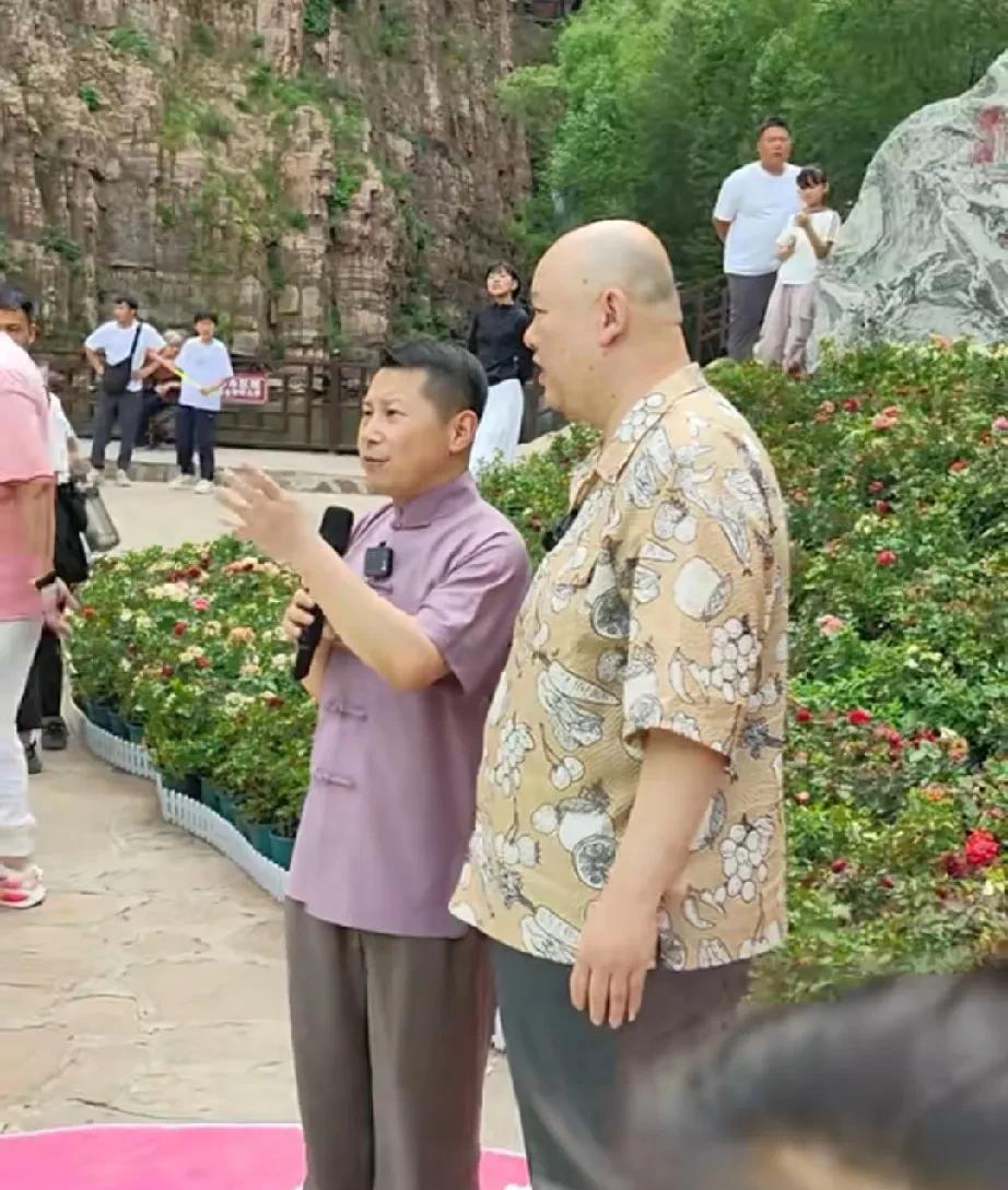 什么叫亲民相声，我认为只有何云伟王玥波才有资格说他们的相声亲民。能站在景区跟观众