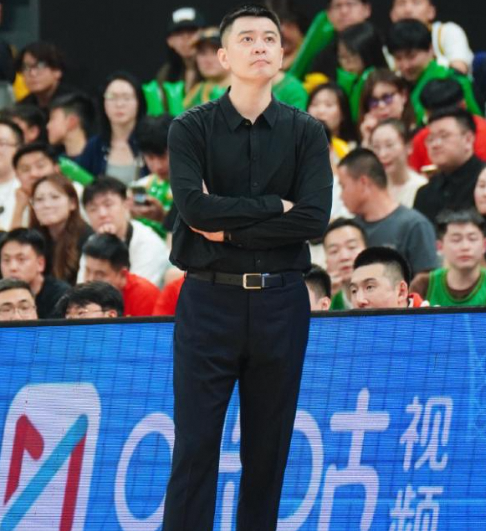 辽篮众将遭遇国际裁判判罚 杨鸣赵继伟韩德君的挣扎