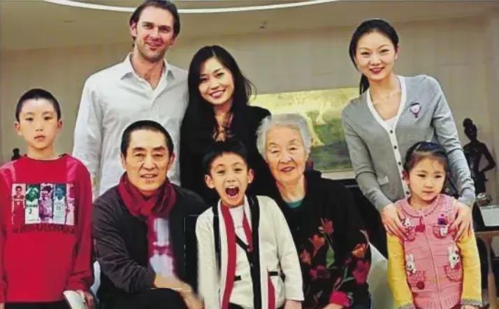 张艺谋大女儿张末带外国男友回家，全家人都挺高兴的样子，看起来是个幸福的大家庭，不