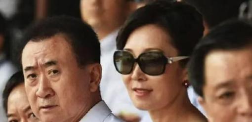 2024年，年薪300万的女秘书被王健林喊去买水，转身消失两小时后，服务员递来结