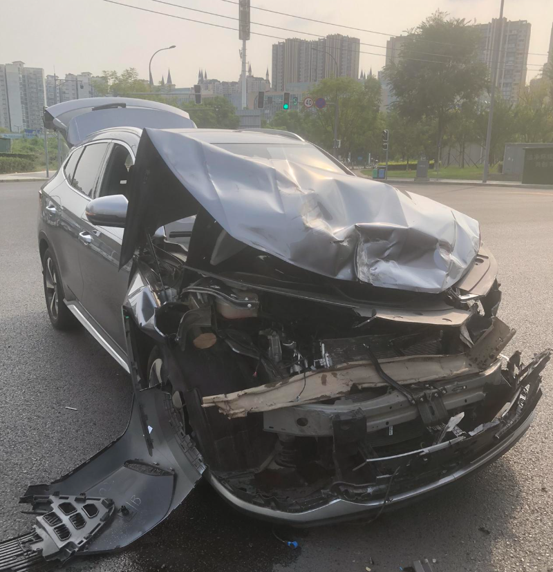 比亚迪，你的安全气囊去哪了?

这天突然听说同事在办公楼外的路口被车撞了，就急忙