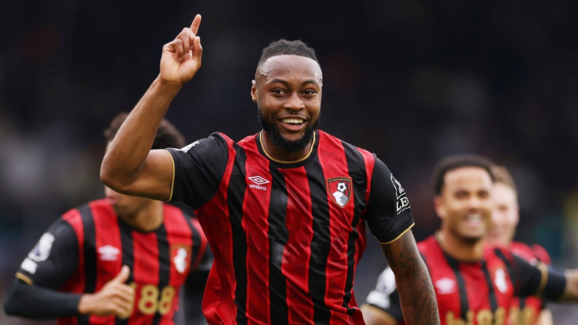 记者报道，伯恩茅斯边锋塞梅尼奥几乎在所有英超顶级俱乐部的引援名单上。
据了解曼城