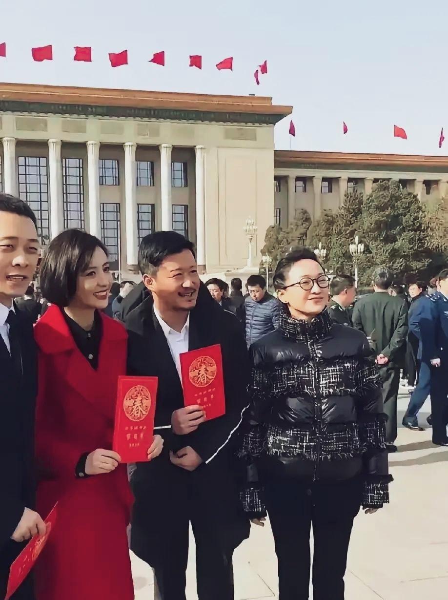 周迅戴上了眼镜知性优雅！个子不高！优雅的盘发，干净利索，很有气场！#周迅#