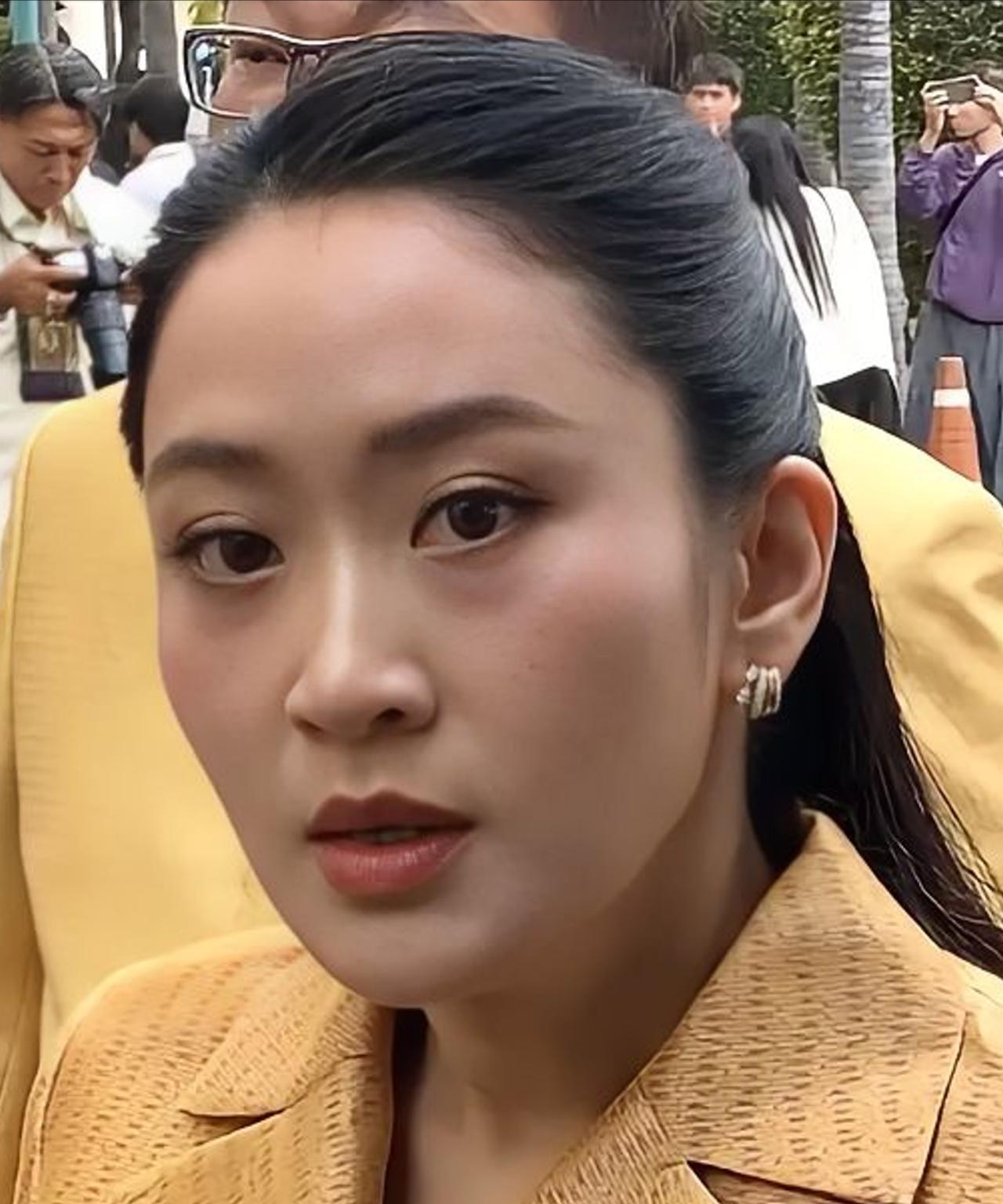 佩通坦五官精致无瑕疵，鹅蛋脸美得好自然
7月29日，泰国总理兼文化部长佩通坦于前