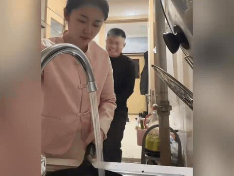 《神速》
什么叫兵贵神速，
一锅水没满结束。
大白天的就猴急，
…………？
拋砖