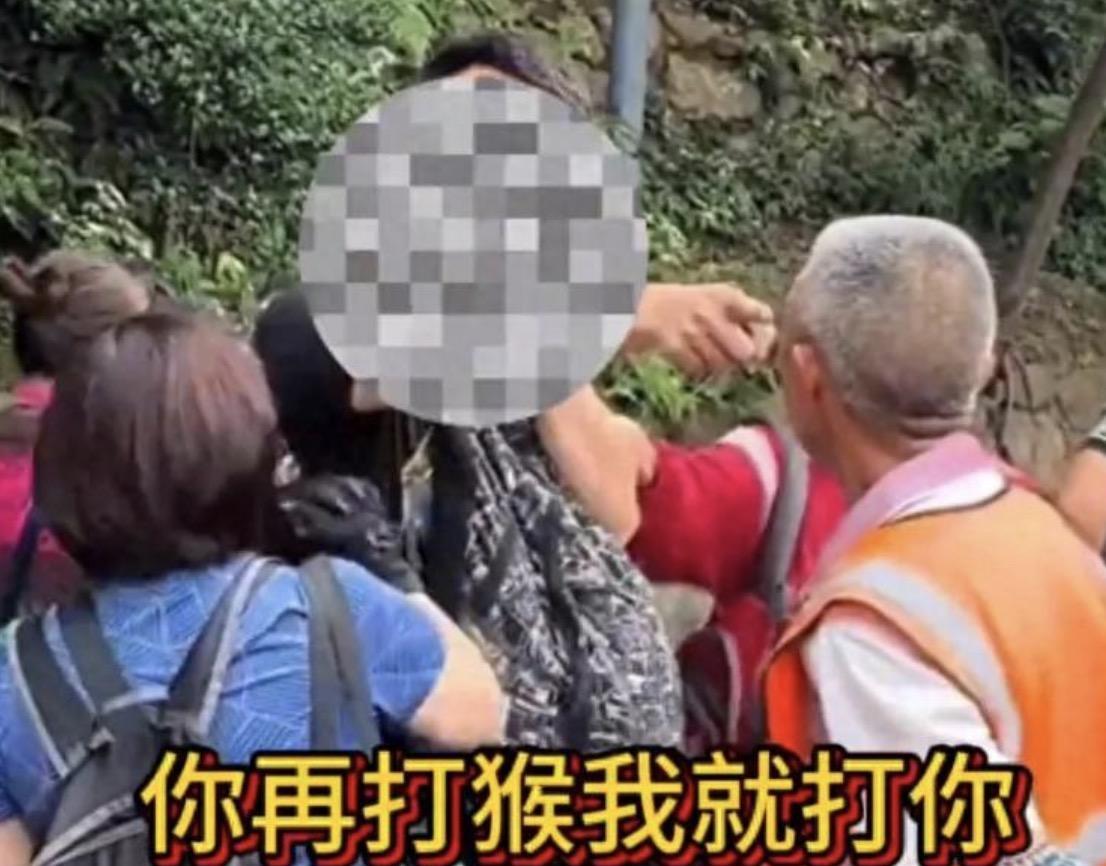 事情是发生在贵州黔灵山景区，景区有一名年纪稍大的工作人员，为了以防猕猴伤人，所以