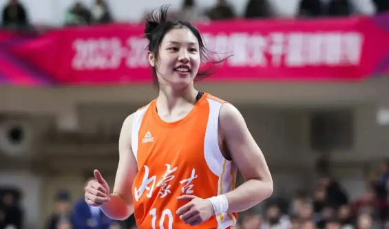 同样打了8场季后赛，张茹与王丽丽各项总数据对比； 

王丽丽；8场，200万元，