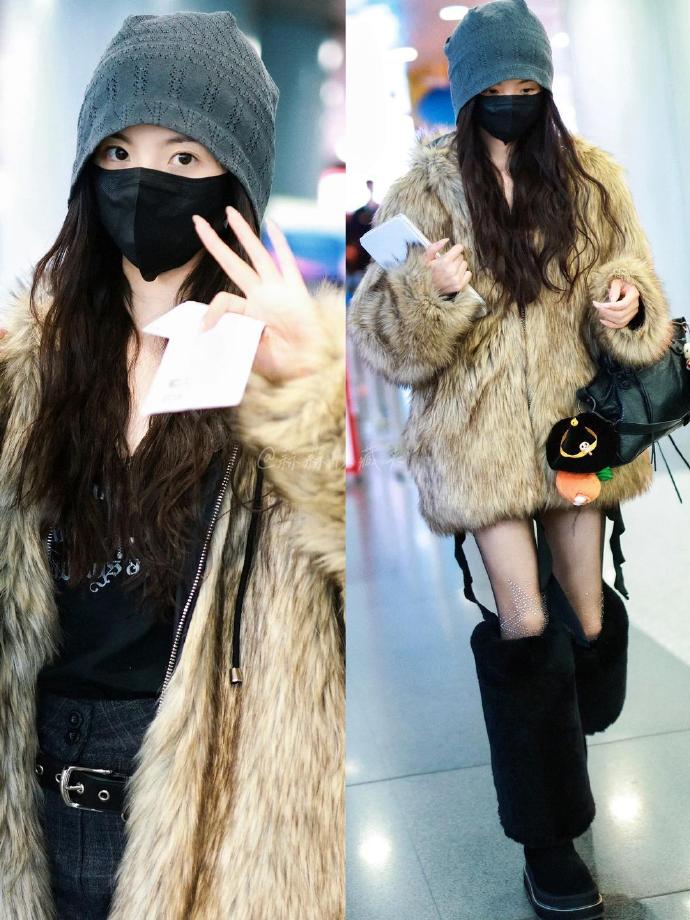 杨超越机场穿搭好辣的小羊，毛茸茸的皮草看着也感觉很暖和