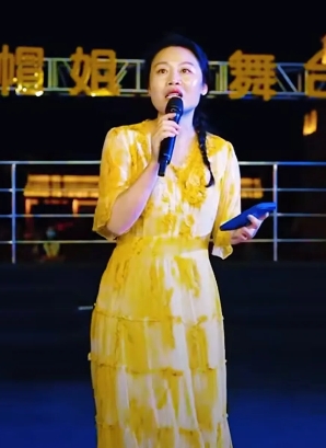 李玉刚我要给你生孩子！
这是己当奶奶的草帽姐，在李玉刚演出现场喊出的话。
近日，