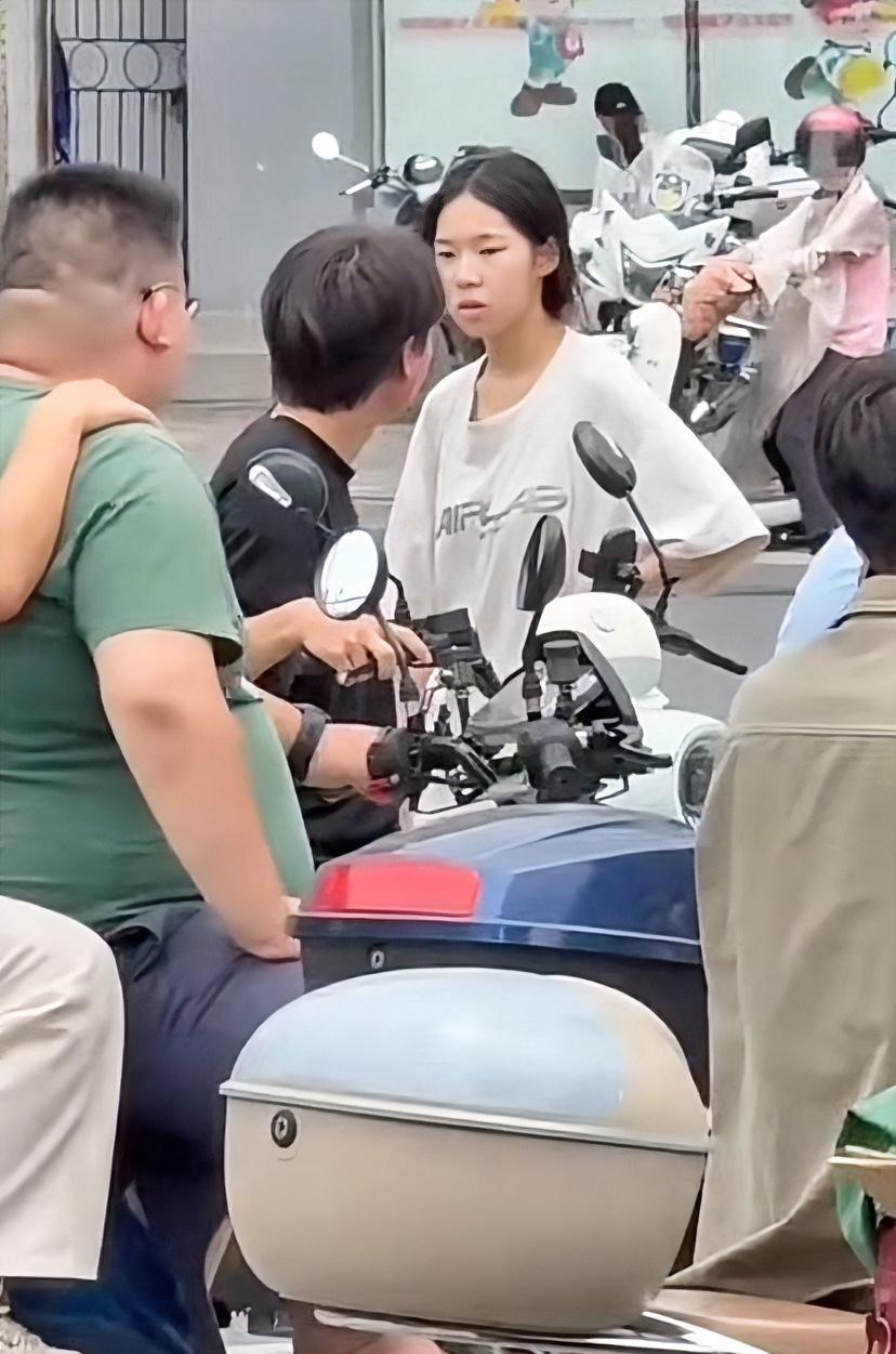 笑死，这个老婆一直扒她老公的头去看。