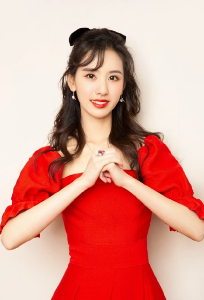 这口号谁想的？谐音梗不扣钱反而加分！“都灵都灵，马上都灵”，陈都灵本人就是行走的