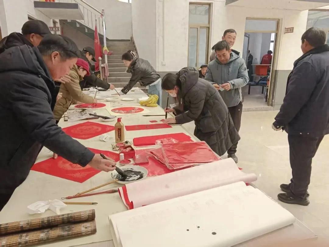 腊八佳节送暖心饺子 老人笑容满面