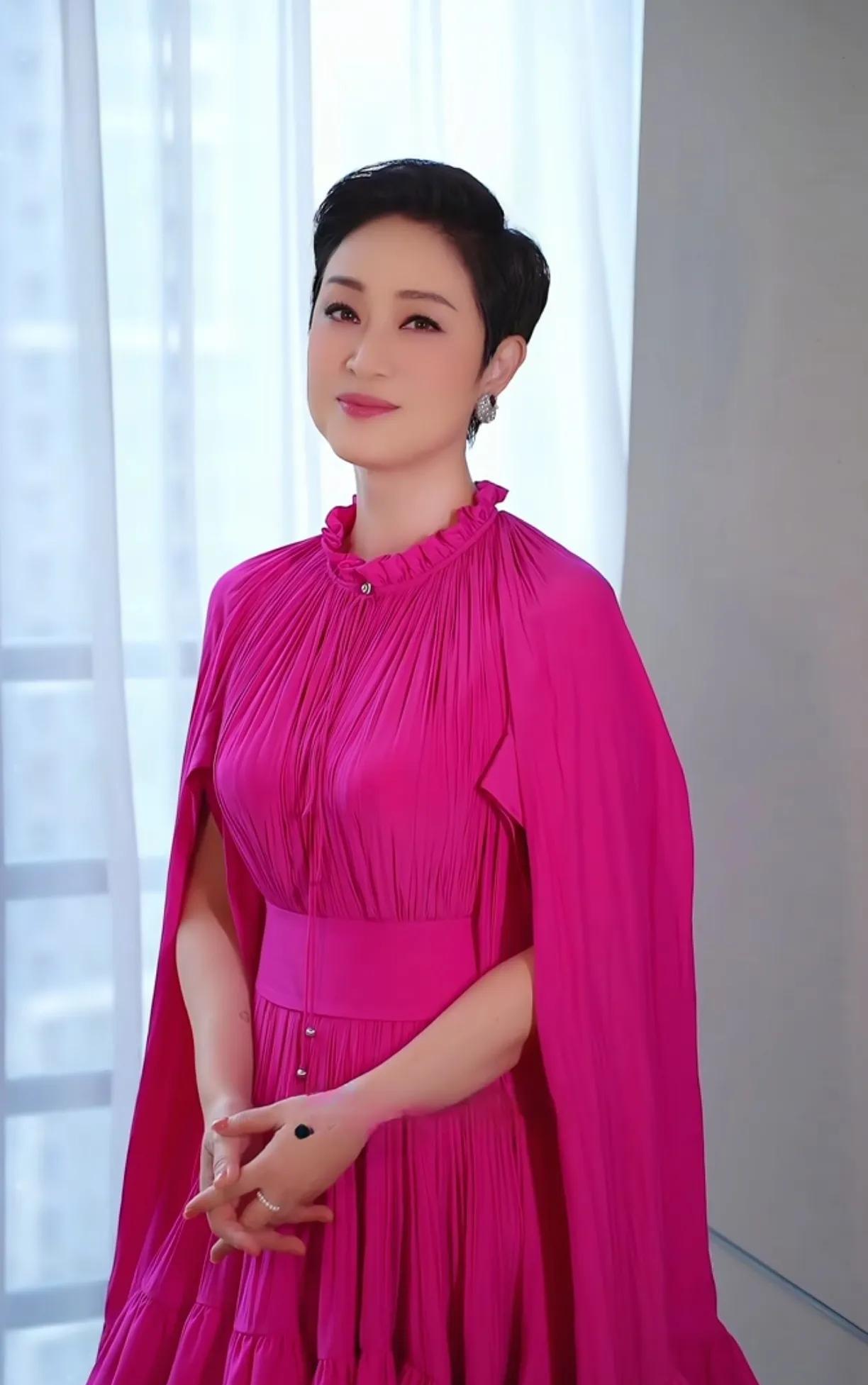 一生情路坎坷的大美女陈法蓉如今58岁依然孤身一人。回首她过去的感情历程，两段被背