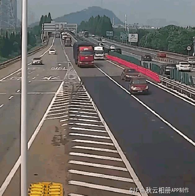 大车还挺讲究，撞了还不不影响其他车[灵光一闪]