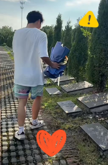 江西一高考生将妈妈遗照贴在衣服上参加高考，结束后拿着花直奔妈妈墓地悼念

6月9