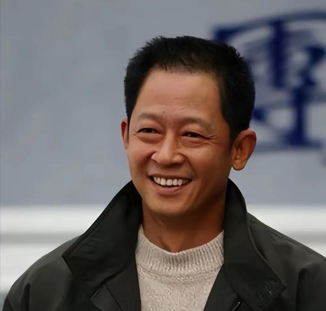 孝子王志文的千元蟹宴：一顿用善意谎言编织的亲情盛宴
高档餐厅里，满头银发的老人小