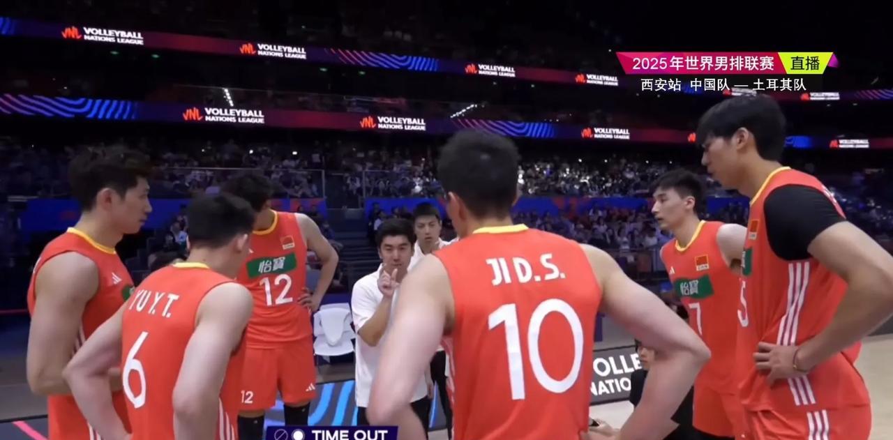 今天中国男排与土耳其男排的第一局中，对方拼发球很凶，导致一传不是太好，副攻被废掉