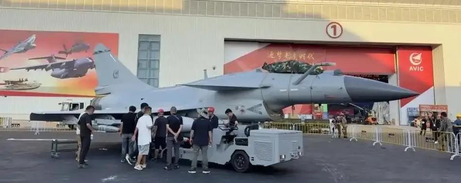 看了歼10c在国外大杀四方，才理解中国六代机的“拔剑四顾心茫然”
歼10战斗机是