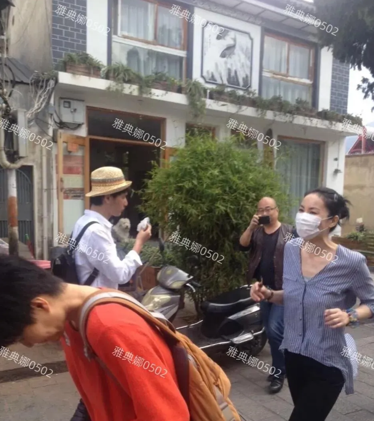 王菲当年说自己最大的烦恼是太红了，一点儿也不假，被粉丝追拍的场景被误认为是在跑马