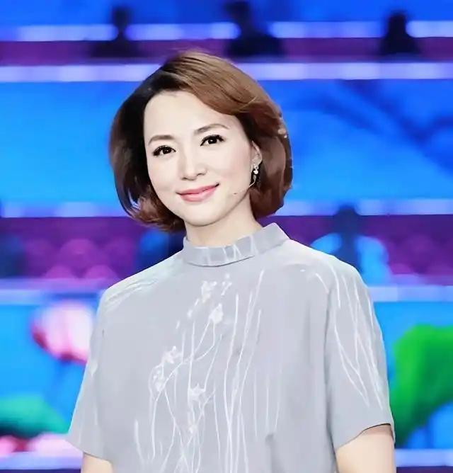 我有种强烈的预感，
董卿要正式回归舞台了，
不是怕被遗忘，也不是因为缺钱，而是主