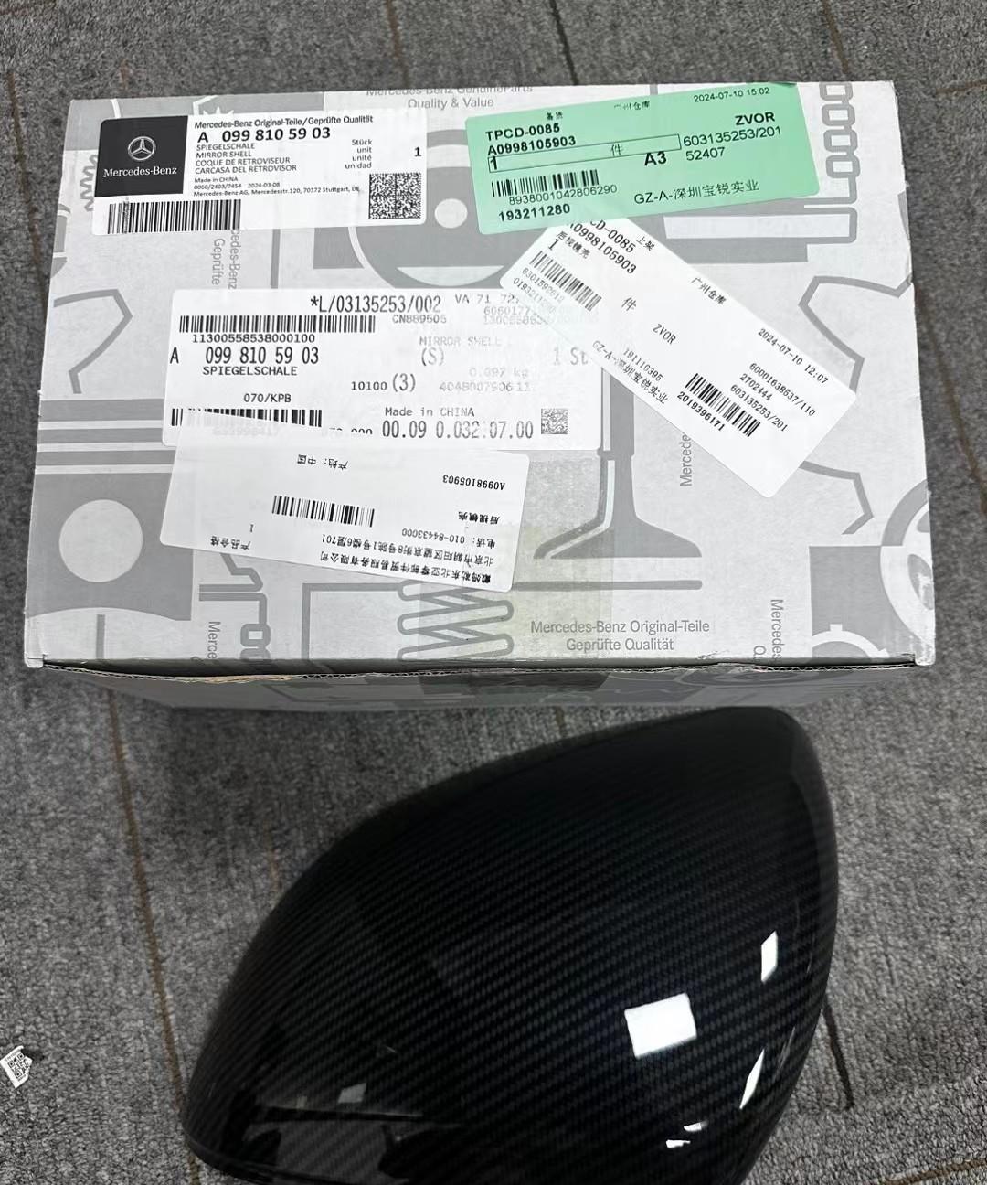 奔驰的碳纤维后视镜盖子
原厂价格14384
恐怖的1万多块钱[泪奔]
而且这个也
