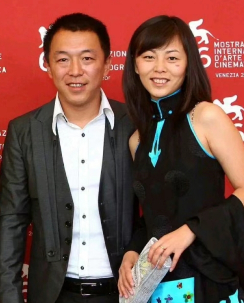 一次，记者问黄渤：你现在成名了有钱了，有没有想过要换老婆？”黄渤却说：“我老婆小