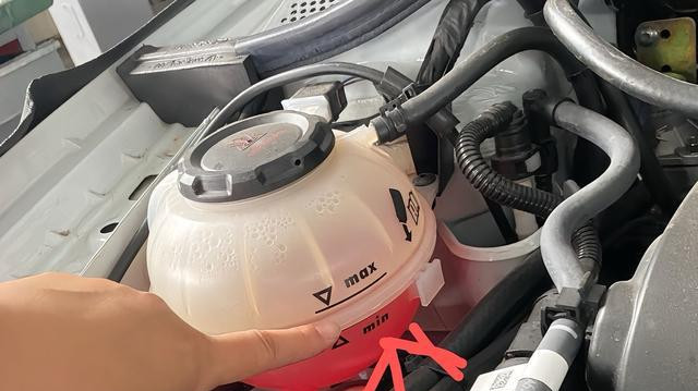 汽车跑长途高速前，新手也能学会的4个基础检查 ，一看就会。