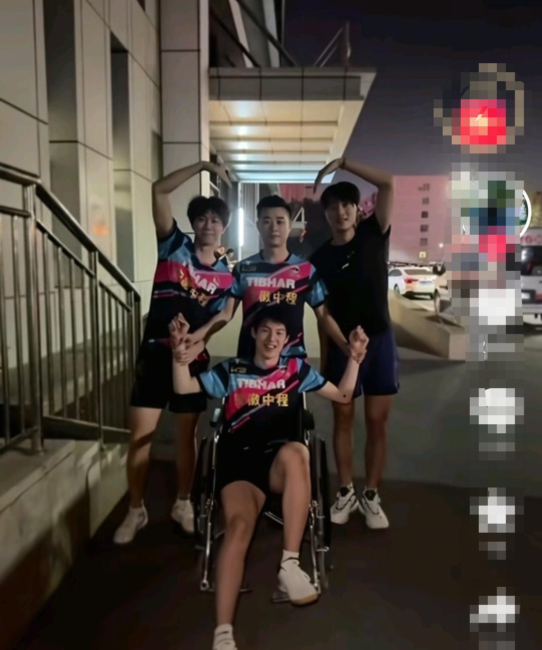 许昕的连环劈长吸短战术给了小将温瑞博一场意外事故，万幸小将温瑞博去医院检查后并无