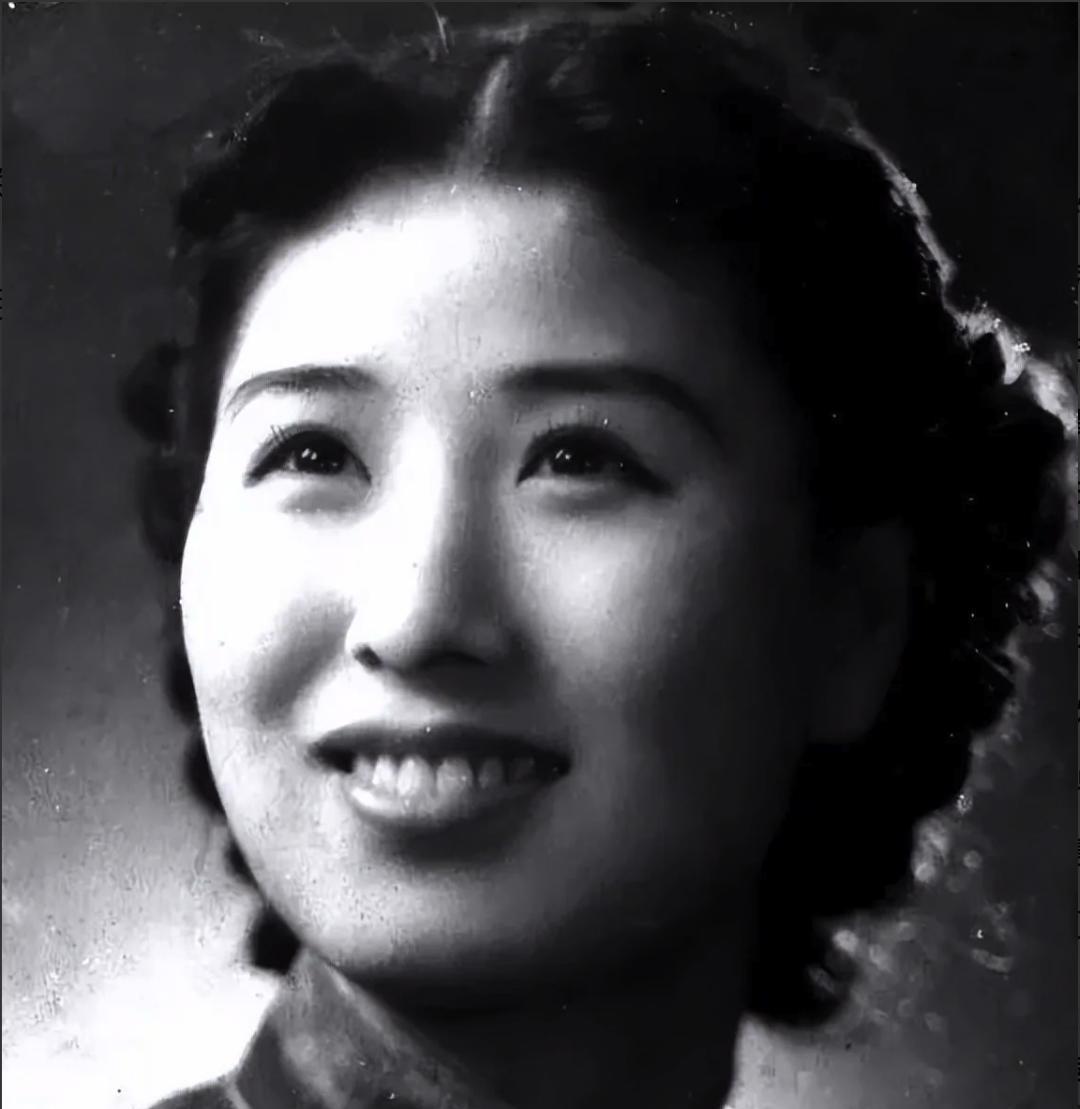 1940年，22岁的郑苹如，被汪伪特务绑到小树林。一个特务催促另一个特务快对她动