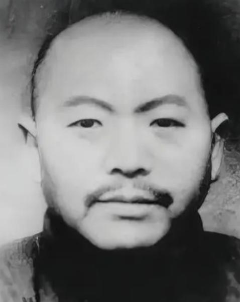 1951年，大汉奸黄标被判死刑，到了刑场，黄标却很不甘心：“我每个月给新四军送了