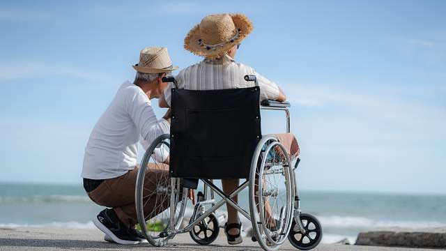 2025年起职工病残津贴来袭，距退休不足5年直接拿全额养老金！