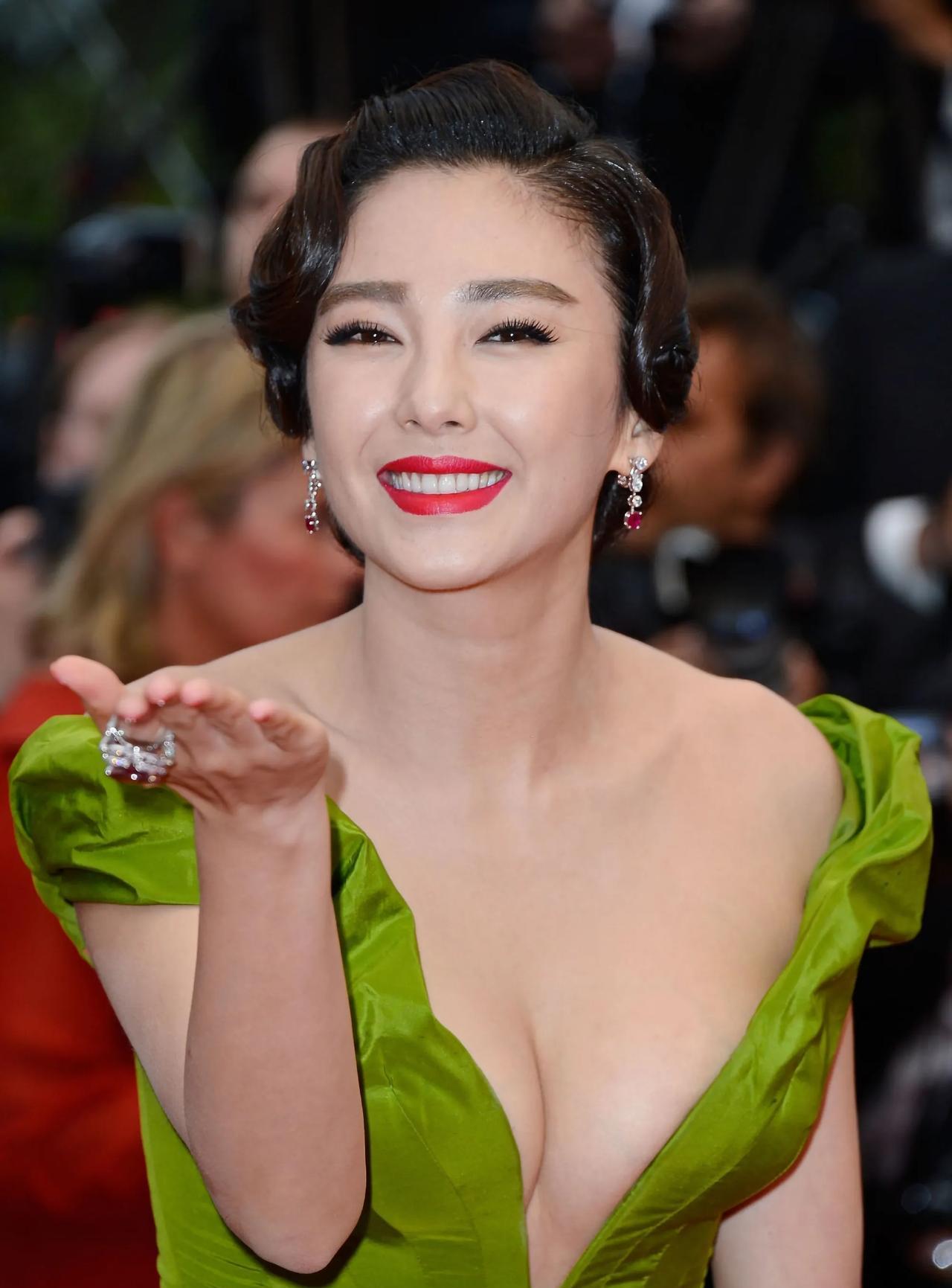 从被嫌胖到D杯封神，她的38岁杀疯了！张雨绮：从“星女郎”到独立女性的璀璨之路。