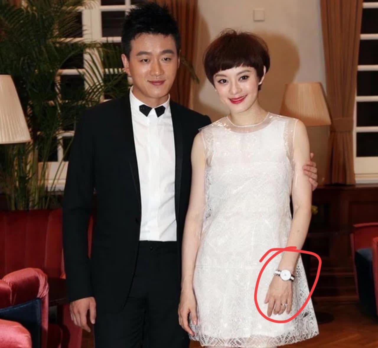 2010年，邓超和孙俪大婚。佟大为喝得酩酊大醉，邓超不解:“兄弟，我结婚，你怎么