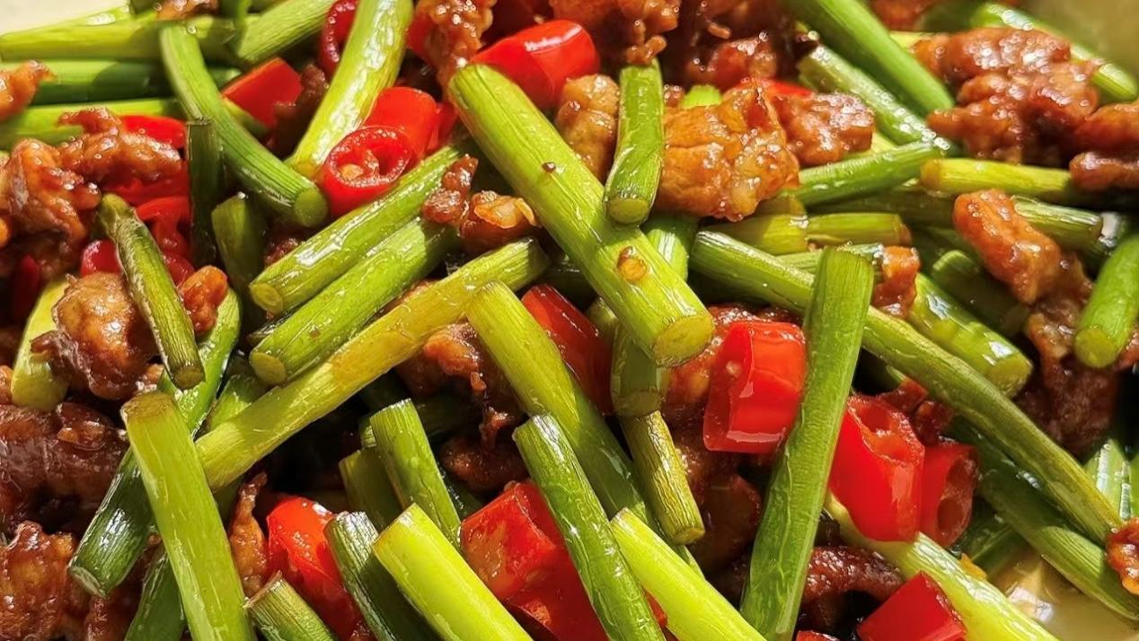 告别干涩！教你做出脆嫩不塞牙的蒜苔炒肉，鲜味十足