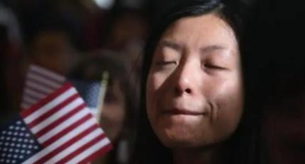 一名在美国的华人指出，华人精英移民后，不出两代就沦为普通人，这是怎么造成的？
看