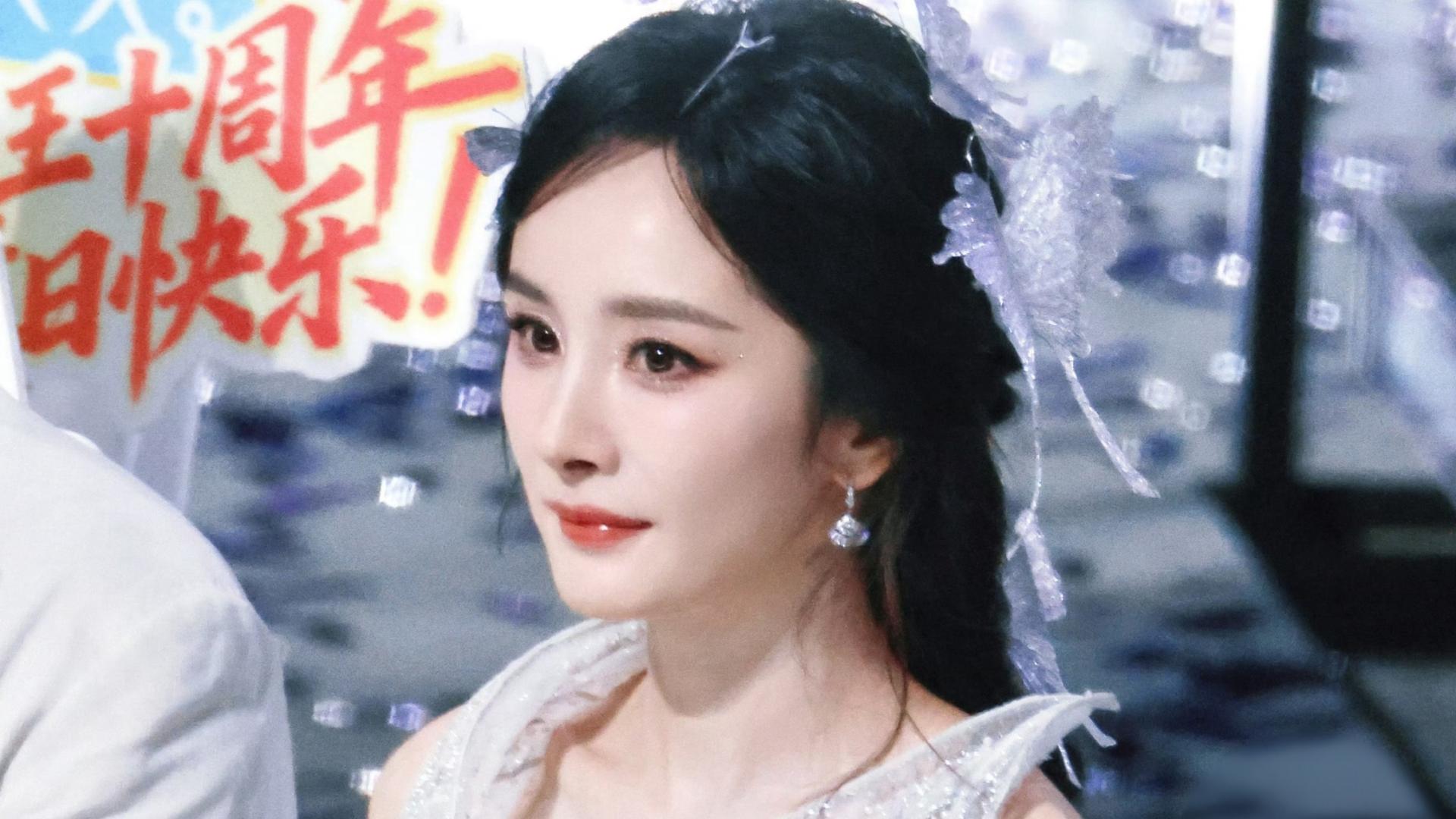 ​杨幂美颜特效出圈，网友直呼太厉害，这是怎么做到的？