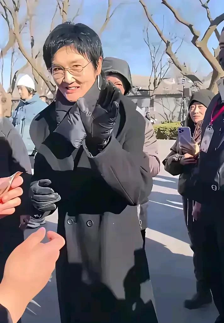 孙楠咋变成这样呢，邻家大姨的感觉！连穿衣，神态都像了[我想静静][我想静静][我