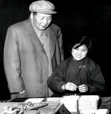 1958年初，毛主席视察沈阳机床厂，工人们冷漠。



凛冽的寒风裹挟着机器的轰