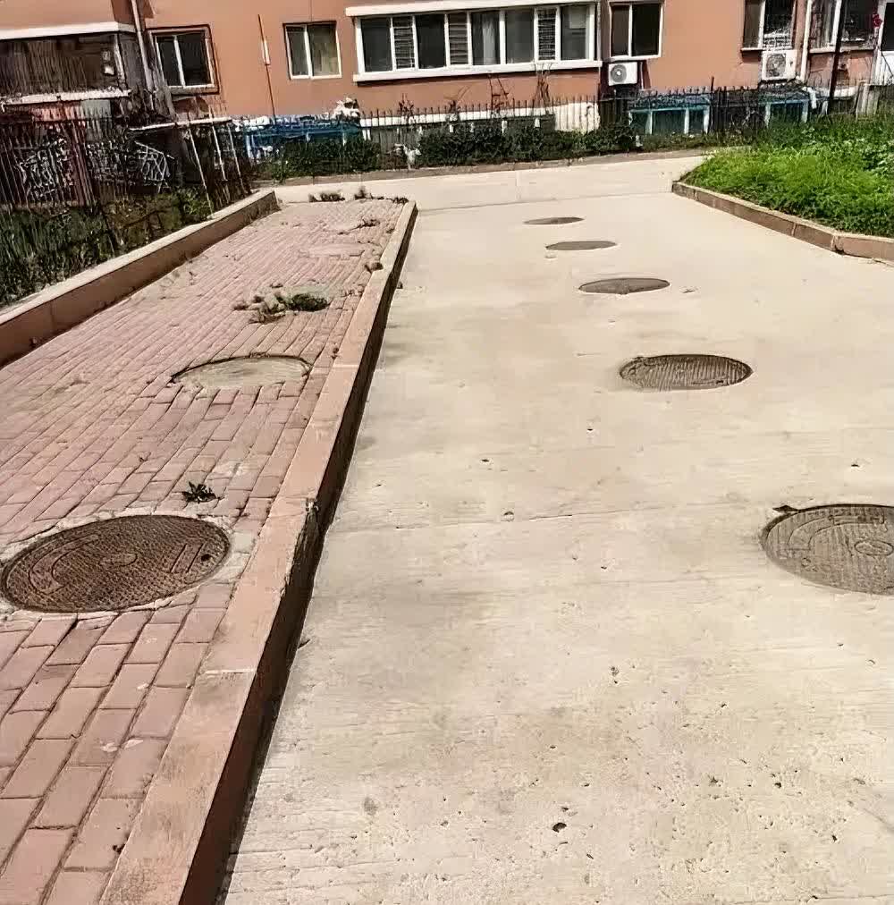 半个月前下雨时，朋友打伞外出，踩到小区窨井盖，盖子翻板，一只腿掉进窨井，划伤严重