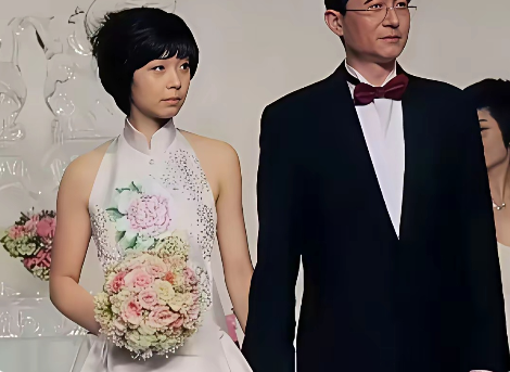 张怡宁在2009年和大自己20岁的徐威结婚。
徐威家底丰厚，是张怡宁的铁杆球迷。